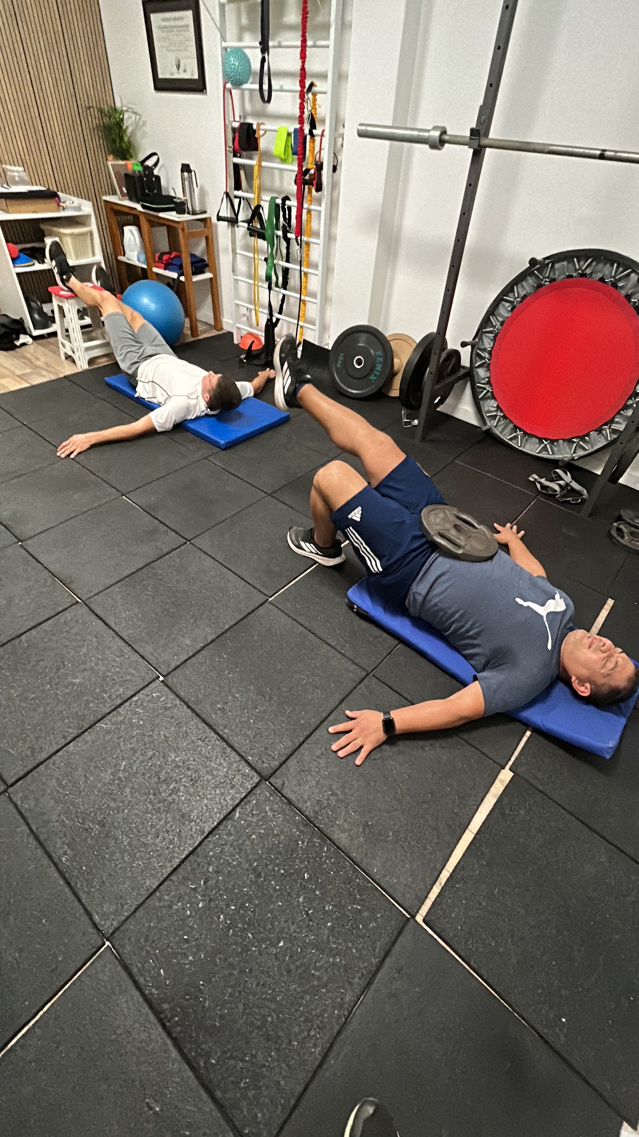 Gimnasio de rehabilitación atlética y pista de césped sintético en Kratos Kinesiología