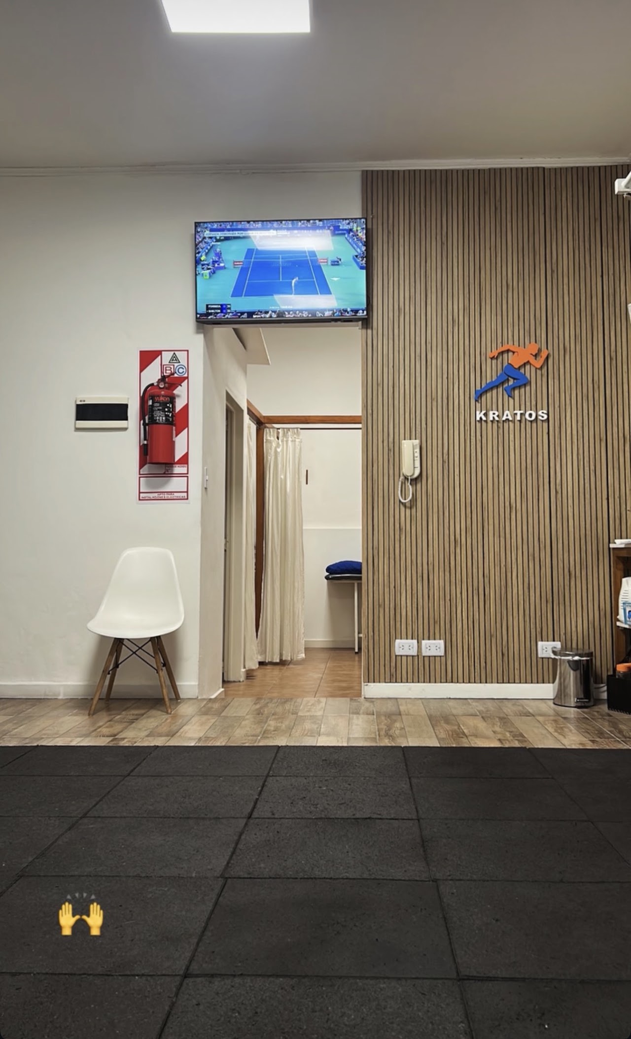 Recepción interior de Kratos Kinesiología con cartel de marca