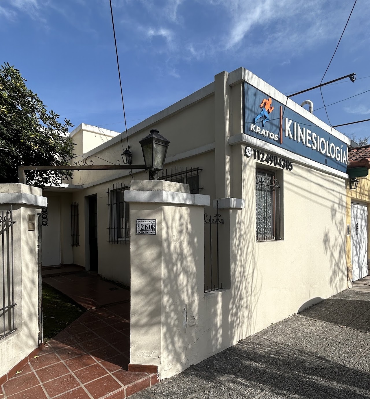 Entrada y cartel de Kratos Kinesiología sobre Gral. Lavalle, Ituzaingó